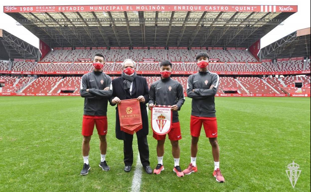 Germán Robles con tres jugadores del equipo chino.