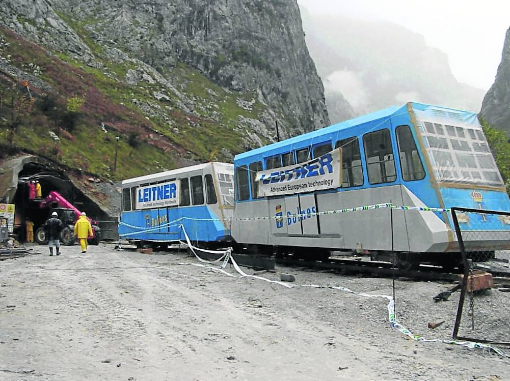 Llegada de los vagones a Poncebos durante las obras, hace dos décadas. 