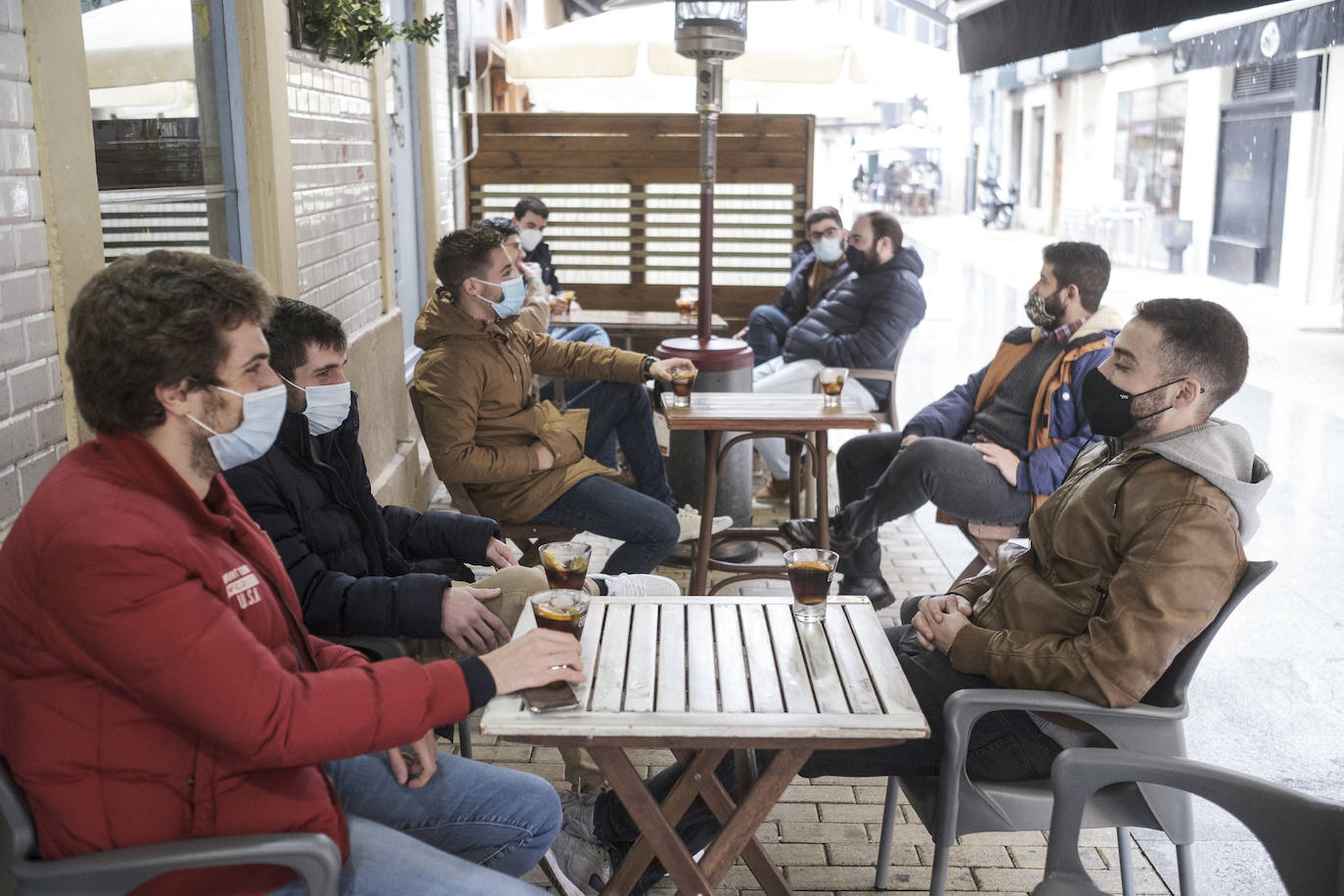 Las restricciones a la hostelería, las lluvias intermitentes y el frío han marcado la mañana de Nochebuena. El tradicional brindis de Nochebuena, ya mermado por las restricciones impuestas por el Principado al servicio hostelero, apenas ha congregado a gente en los bares. Además, se han producido importantes atascos en las vías de acceso al centro de la ciudad.