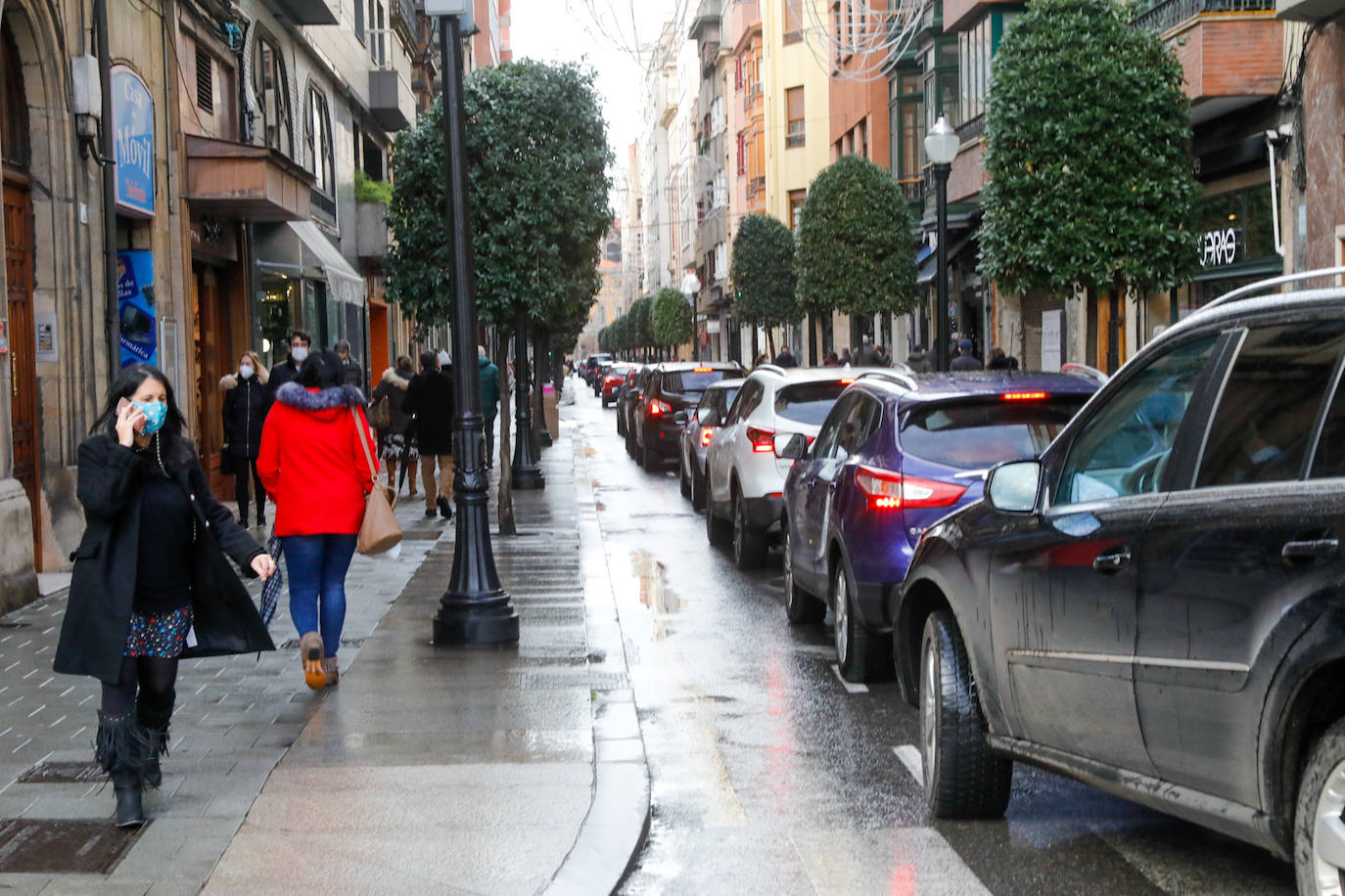 Las restricciones a la hostelería, las lluvias intermitentes y el frío han marcado la mañana de Nochebuena. El tradicional brindis de Nochebuena, ya mermado por las restricciones impuestas por el Principado al servicio hostelero, apenas ha congregado a gente en los bares. Además, se han producido importantes atascos en las vías de acceso al centro de la ciudad.