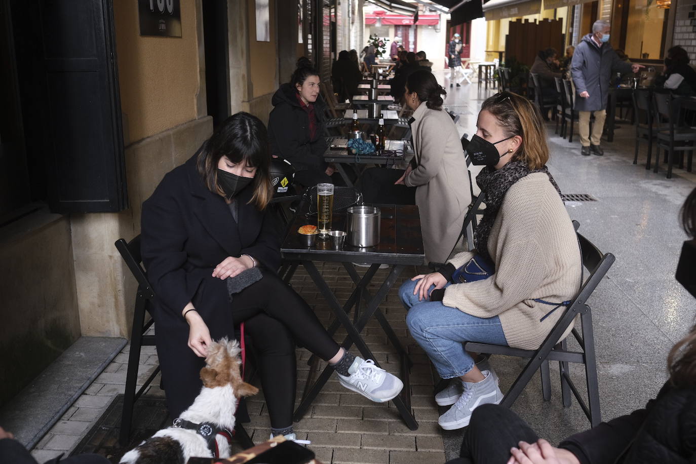 Las restricciones a la hostelería, las lluvias intermitentes y el frío han marcado la mañana de Nochebuena. El tradicional brindis de Nochebuena, ya mermado por las restricciones impuestas por el Principado al servicio hostelero, apenas ha congregado a gente en los bares. Además, se han producido importantes atascos en las vías de acceso al centro de la ciudad.