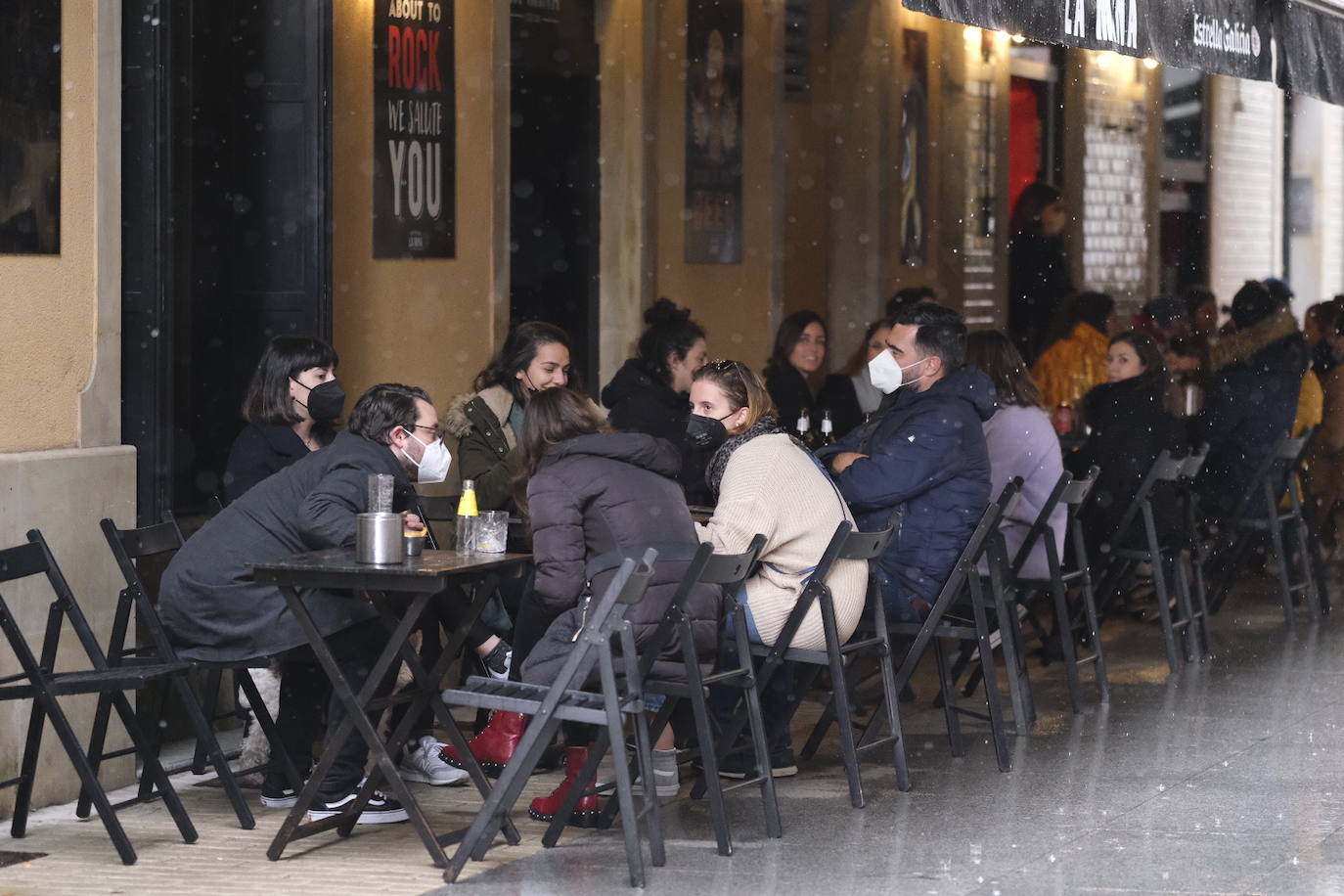 Las restricciones a la hostelería, las lluvias intermitentes y el frío han marcado la mañana de Nochebuena. El tradicional brindis de Nochebuena, ya mermado por las restricciones impuestas por el Principado al servicio hostelero, apenas ha congregado a gente en los bares. Además, se han producido importantes atascos en las vías de acceso al centro de la ciudad.