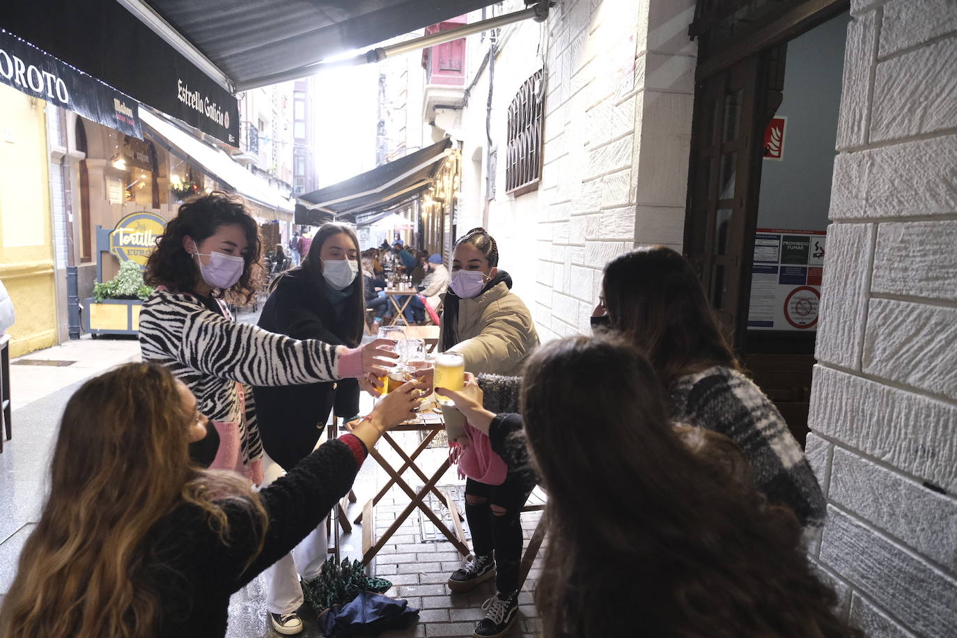 Las restricciones a la hostelería, las lluvias intermitentes y el frío han marcado la mañana de Nochebuena. El tradicional brindis de Nochebuena, ya mermado por las restricciones impuestas por el Principado al servicio hostelero, apenas ha congregado a gente en los bares. Además, se han producido importantes atascos en las vías de acceso al centro de la ciudad.