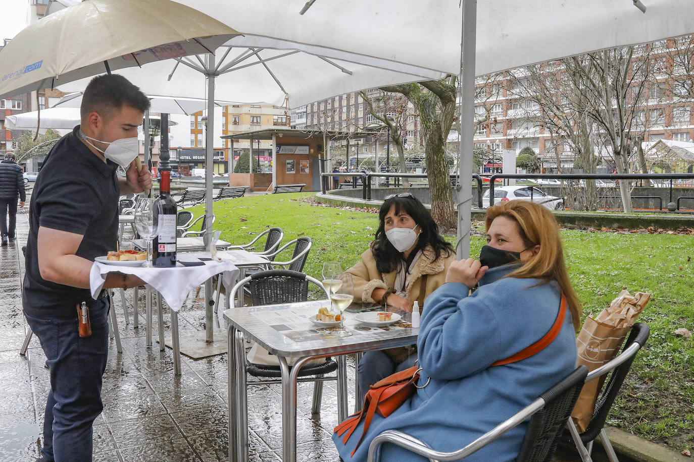 Las restricciones a la hostelería, las lluvias intermitentes y el frío han marcado la mañana de Nochebuena. El tradicional brindis de Nochebuena, ya mermado por las restricciones impuestas por el Principado al servicio hostelero, apenas ha congregado a gente en los bares. Además, se han producido importantes atascos en las vías de acceso al centro de la ciudad.