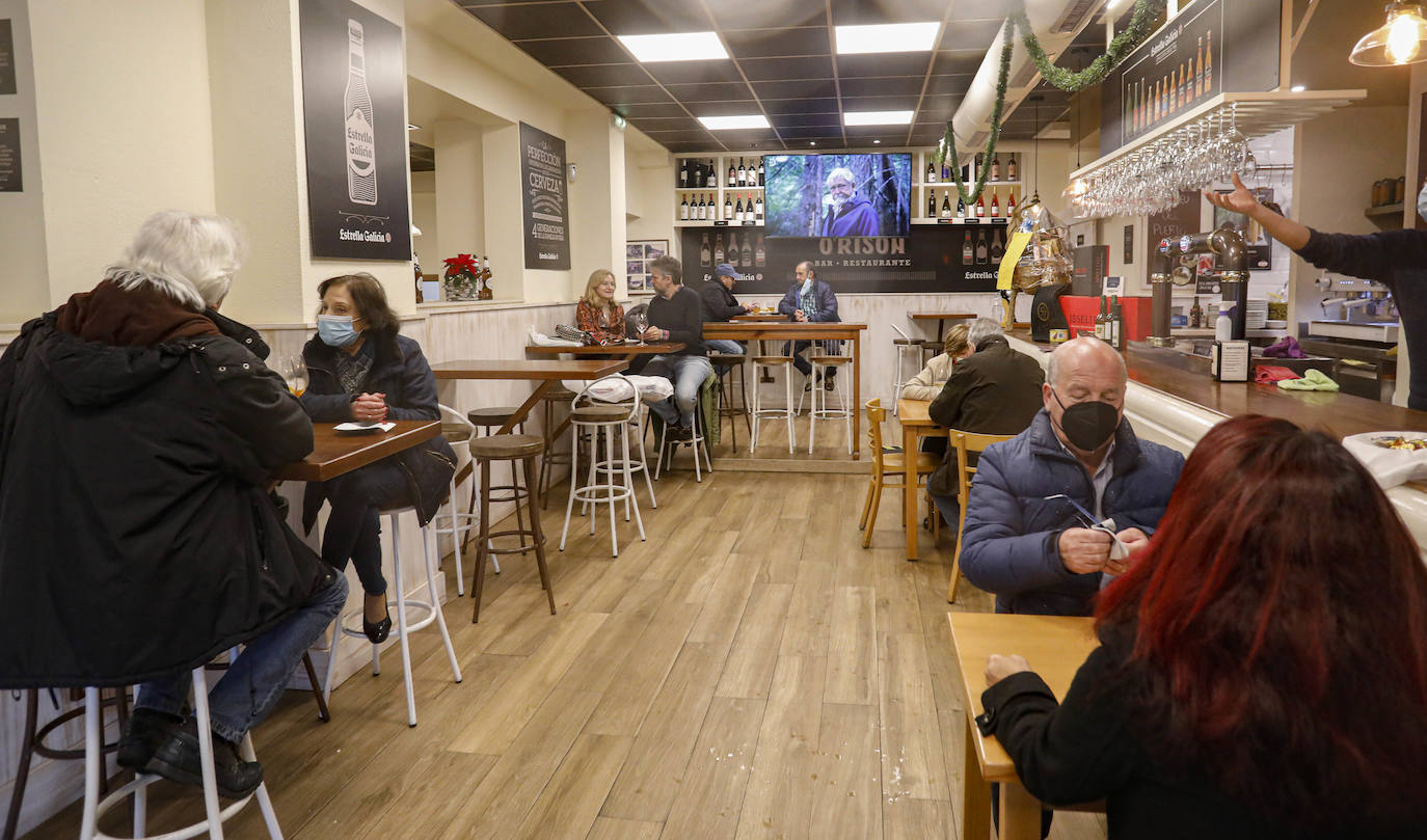 Las restricciones a la hostelería, las lluvias intermitentes y el frío han marcado la mañana de Nochebuena. El tradicional brindis de Nochebuena, ya mermado por las restricciones impuestas por el Principado al servicio hostelero, apenas ha congregado a gente en los bares. Además, se han producido importantes atascos en las vías de acceso al centro de la ciudad.