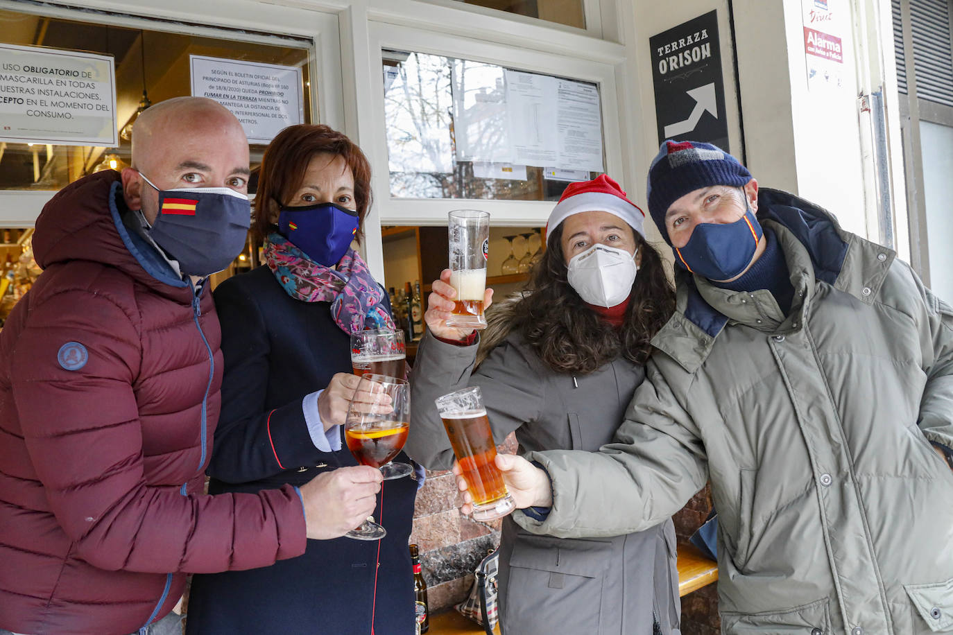 Las restricciones a la hostelería, las lluvias intermitentes y el frío han marcado la mañana de Nochebuena. El tradicional brindis de Nochebuena, ya mermado por las restricciones impuestas por el Principado al servicio hostelero, apenas ha congregado a gente en los bares. Además, se han producido importantes atascos en las vías de acceso al centro de la ciudad.