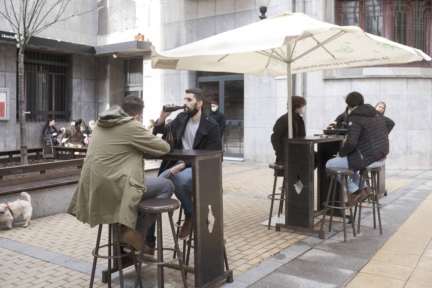 Las restricciones a la hostelería, las lluvias intermitentes y el frío han marcado la mañana de Nochebuena. El tradicional brindis de Nochebuena, ya mermado por las restricciones impuestas por el Principado al servicio hostelero, apenas ha congregado a gente en los bares. Además, se han producido importantes atascos en las vías de acceso al centro de la ciudad.