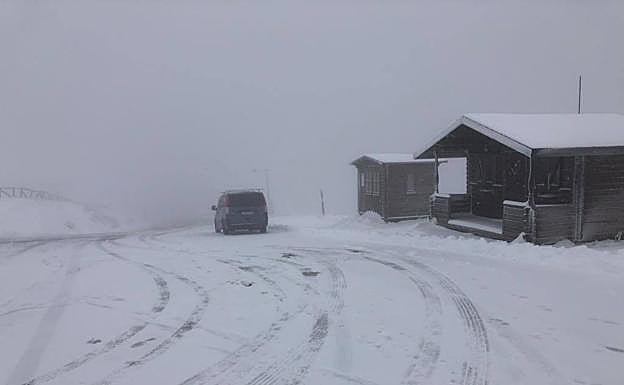 La nieve obliga a circular con cadenas en San Isidro