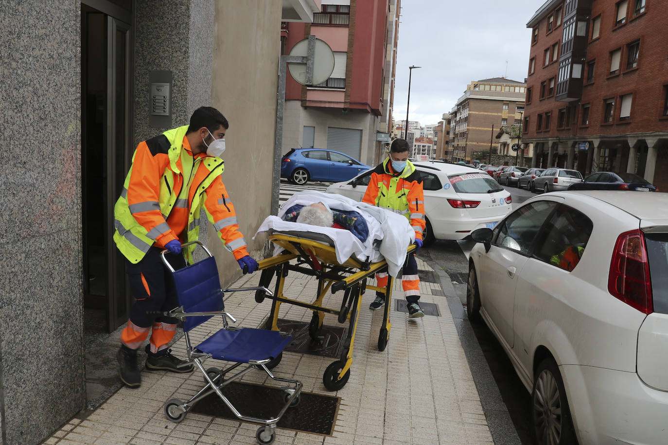 EL COMERCIO acompaña a dos técnicos de ambulancias de Transinsa en el Centro de Salud el Parque-Somió en Gijón que les toca trabajar el día de Navidad