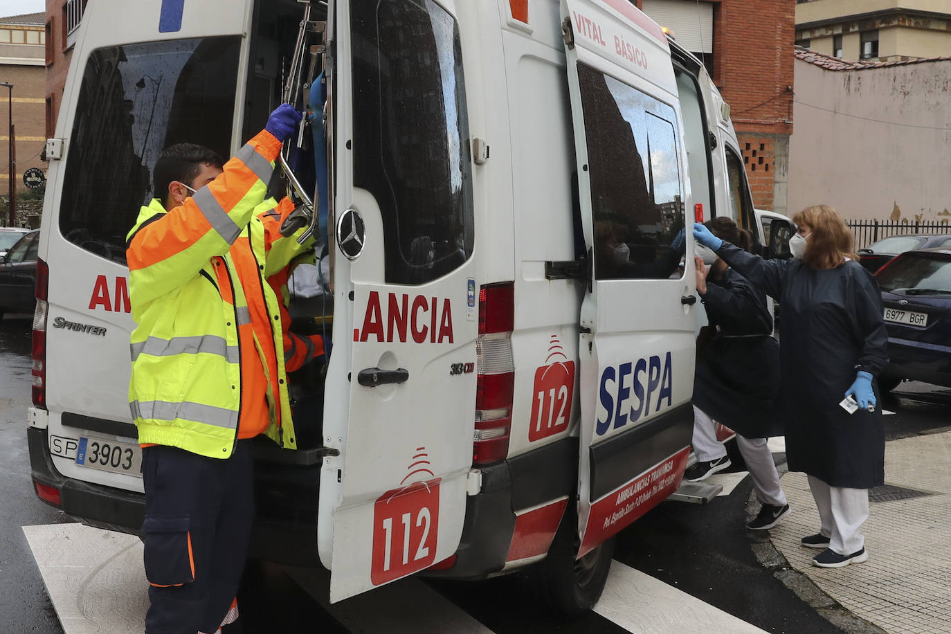 EL COMERCIO acompaña a dos técnicos de ambulancias de Transinsa en el Centro de Salud el Parque-Somió en Gijón que les toca trabajar el día de Navidad