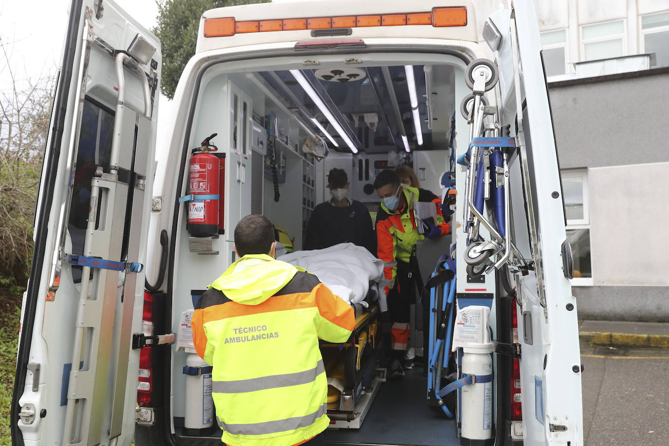 EL COMERCIO acompaña a dos técnicos de ambulancias de Transinsa en el Centro de Salud el Parque-Somió en Gijón que les toca trabajar el día de Navidad