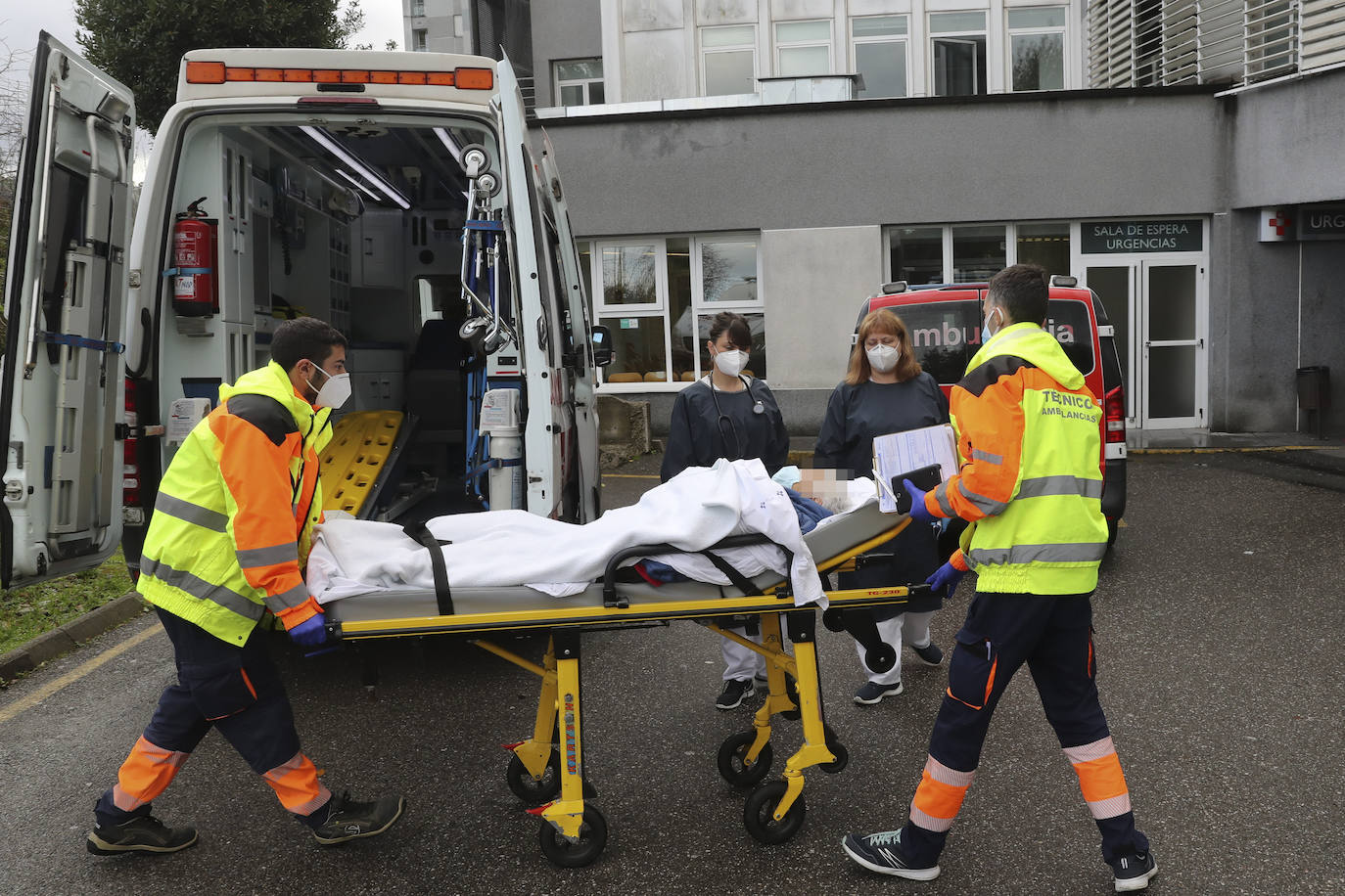 EL COMERCIO acompaña a dos técnicos de ambulancias de Transinsa en el Centro de Salud el Parque-Somió en Gijón que les toca trabajar el día de Navidad