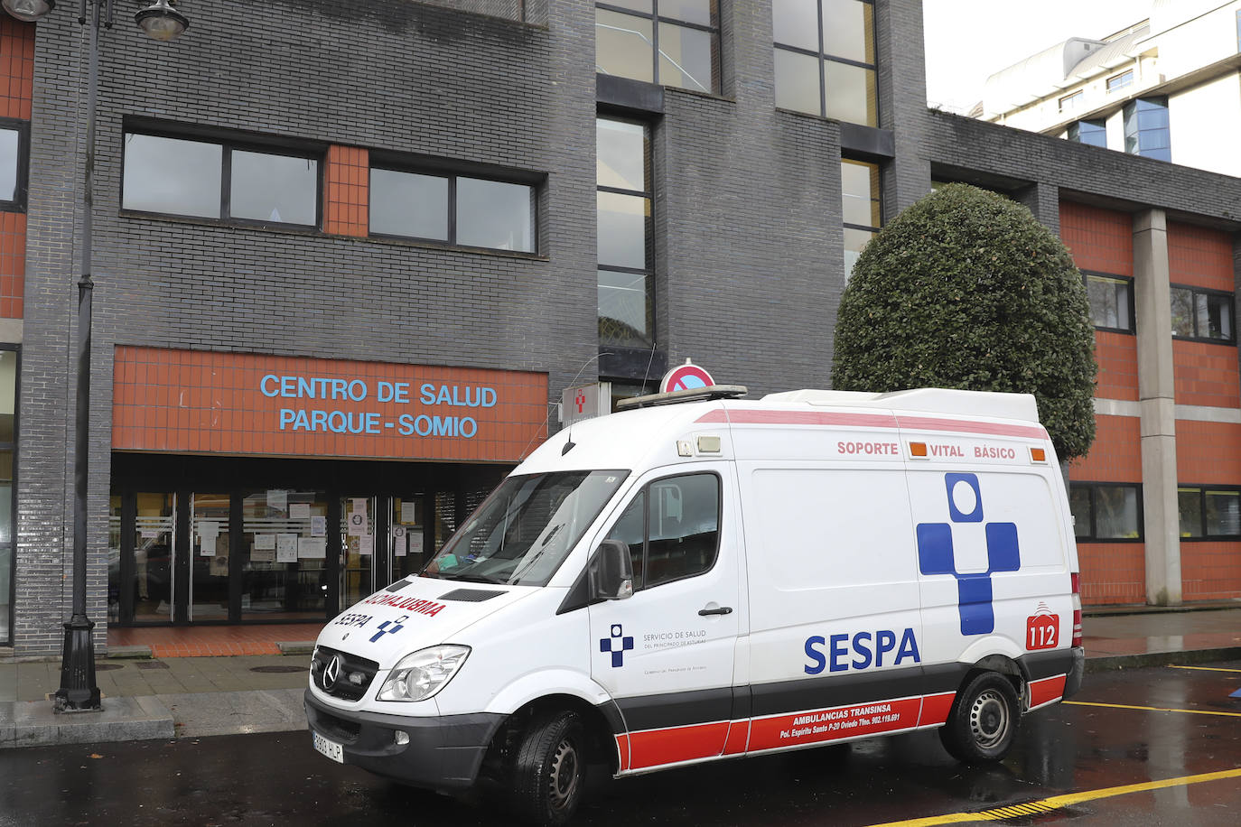 EL COMERCIO acompaña a dos técnicos de ambulancias de Transinsa en el Centro de Salud el Parque-Somió en Gijón que les toca trabajar el día de Navidad