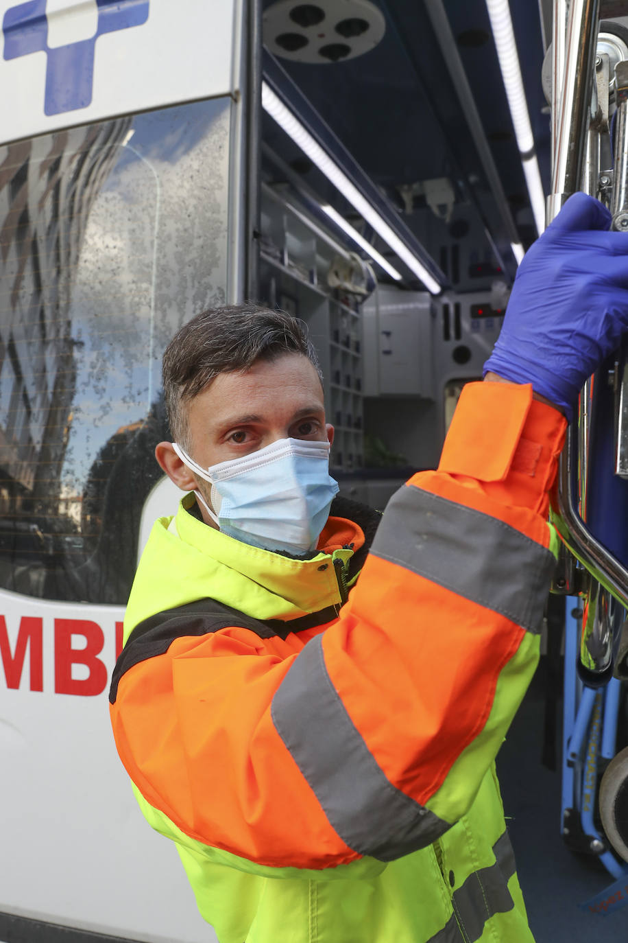 EL COMERCIO acompaña a dos técnicos de ambulancias de Transinsa en el Centro de Salud el Parque-Somió en Gijón que les toca trabajar el día de Navidad