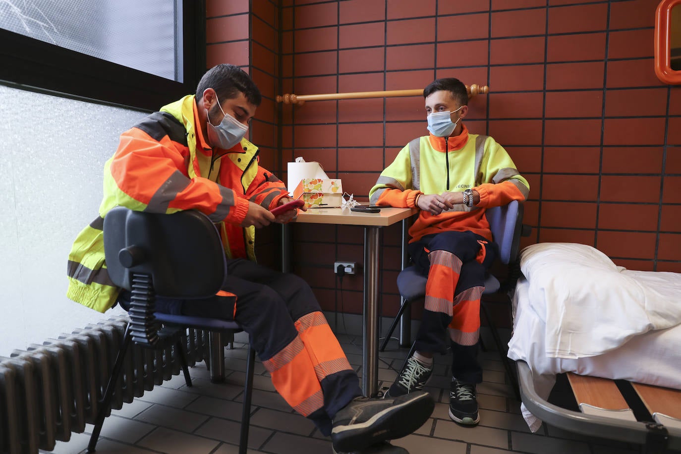 EL COMERCIO acompaña a dos técnicos de ambulancias de Transinsa en el Centro de Salud el Parque-Somió en Gijón que les toca trabajar el día de Navidad