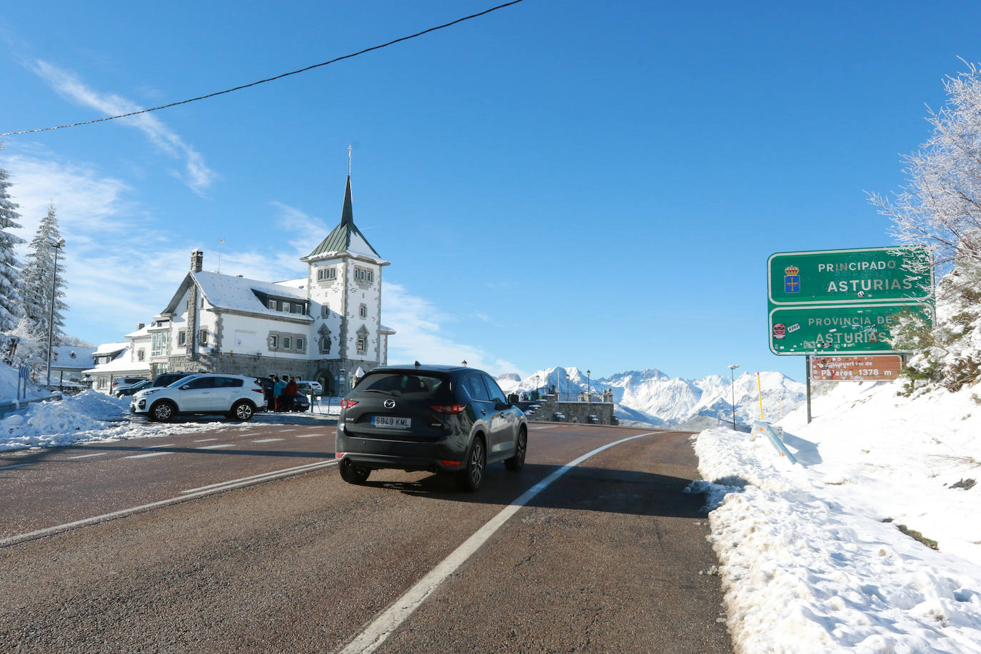 La instalaciones invernales de Asturias continúan cerradas. Igualmente, los amantes del esquí acudieron este sábado a disfrutar de un día soleado.