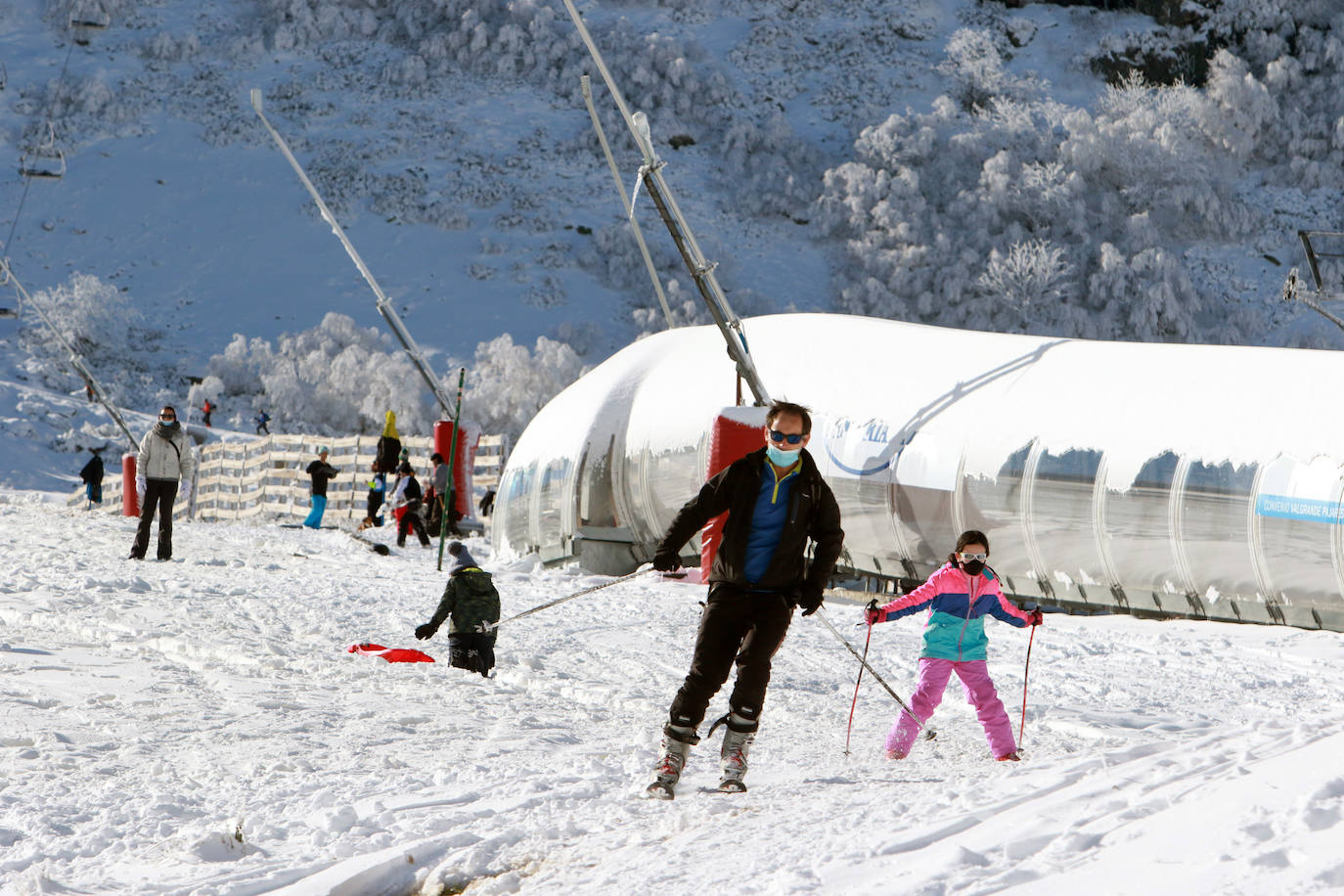 La instalaciones invernales de Asturias continúan cerradas. Igualmente, los amantes del esquí acudieron este sábado a disfrutar de un día soleado.