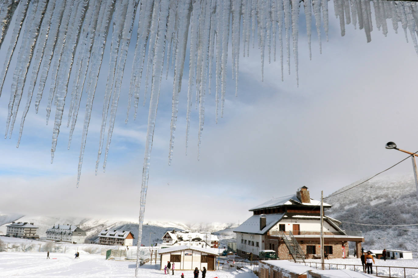 La instalaciones invernales de Asturias continúan cerradas. Igualmente, los amantes del esquí acudieron este sábado a disfrutar de un día soleado.