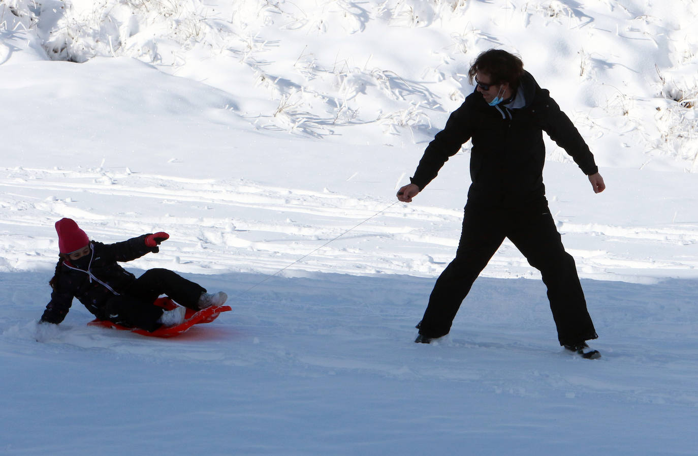 La instalaciones invernales de Asturias continúan cerradas. Igualmente, los amantes del esquí acudieron este sábado a disfrutar de un día soleado.