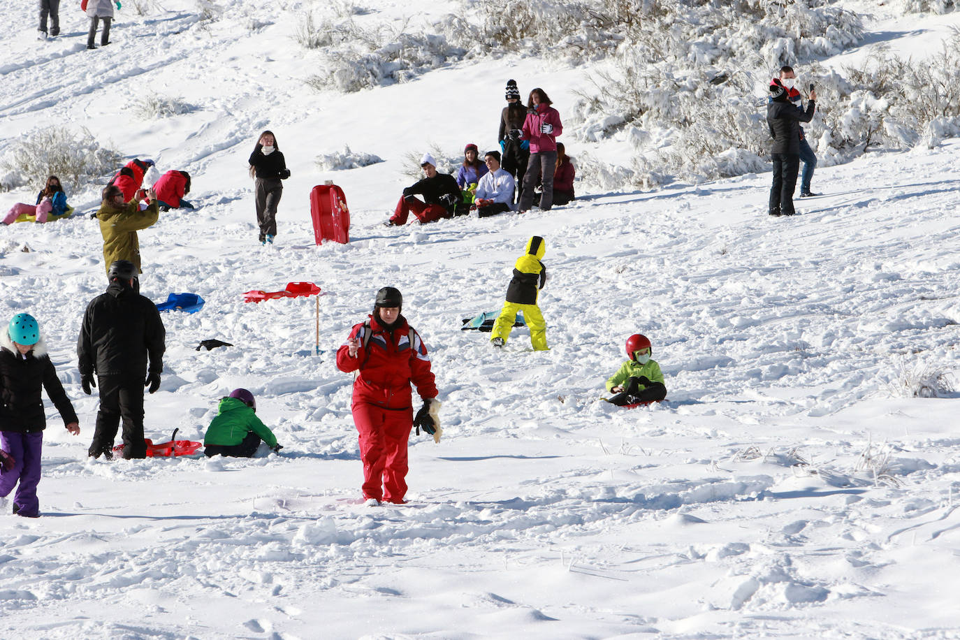 La instalaciones invernales de Asturias continúan cerradas. Igualmente, los amantes del esquí acudieron este sábado a disfrutar de un día soleado.