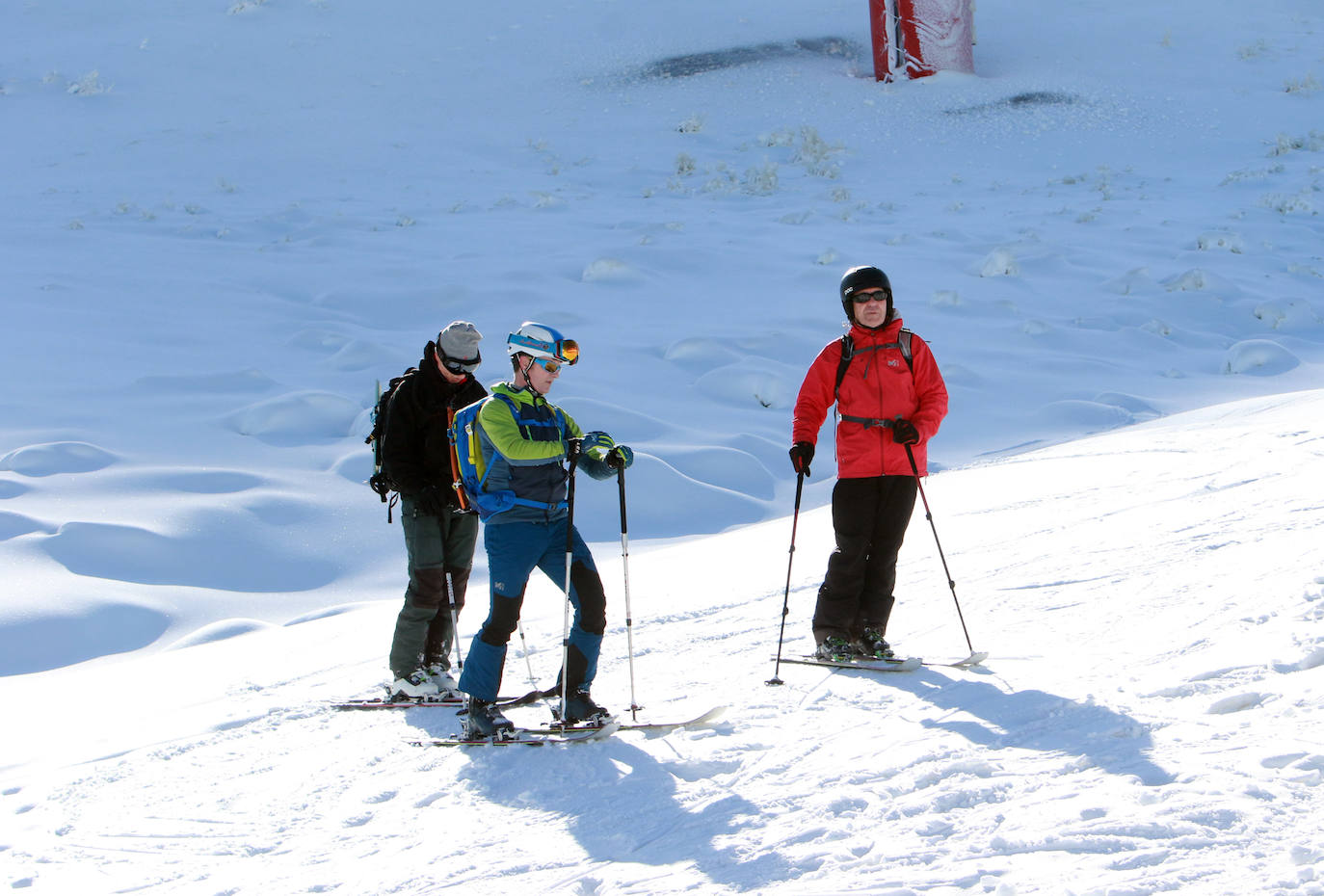 La instalaciones invernales de Asturias continúan cerradas. Igualmente, los amantes del esquí acudieron este sábado a disfrutar de un día soleado.