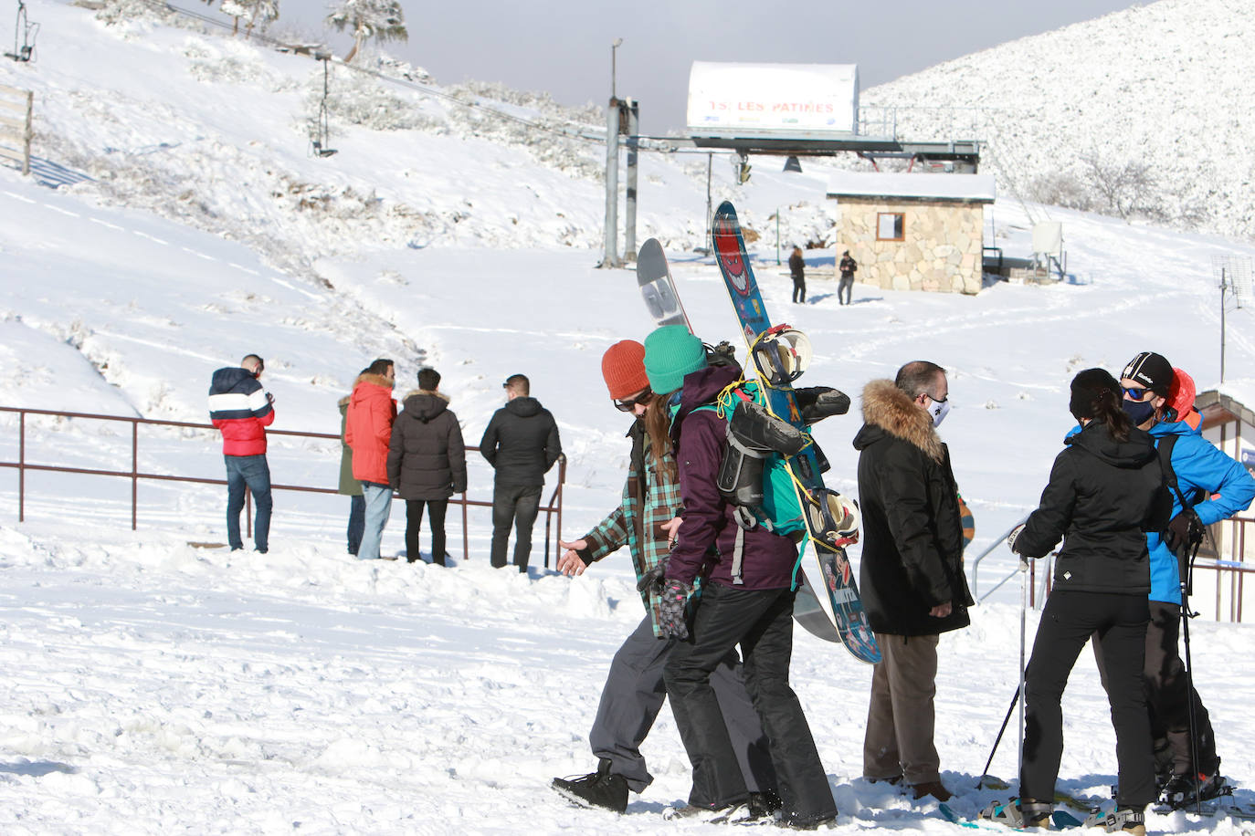 La instalaciones invernales de Asturias continúan cerradas. Igualmente, los amantes del esquí acudieron este sábado a disfrutar de un día soleado.