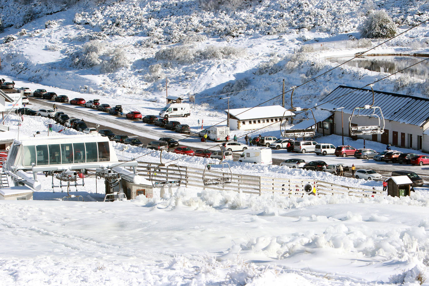 La instalaciones invernales de Asturias continúan cerradas. Igualmente, los amantes del esquí acudieron este sábado a disfrutar de un día soleado.