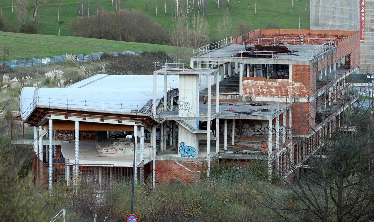 El esqueleto del paralizado spa de Ciudad Naranco. 