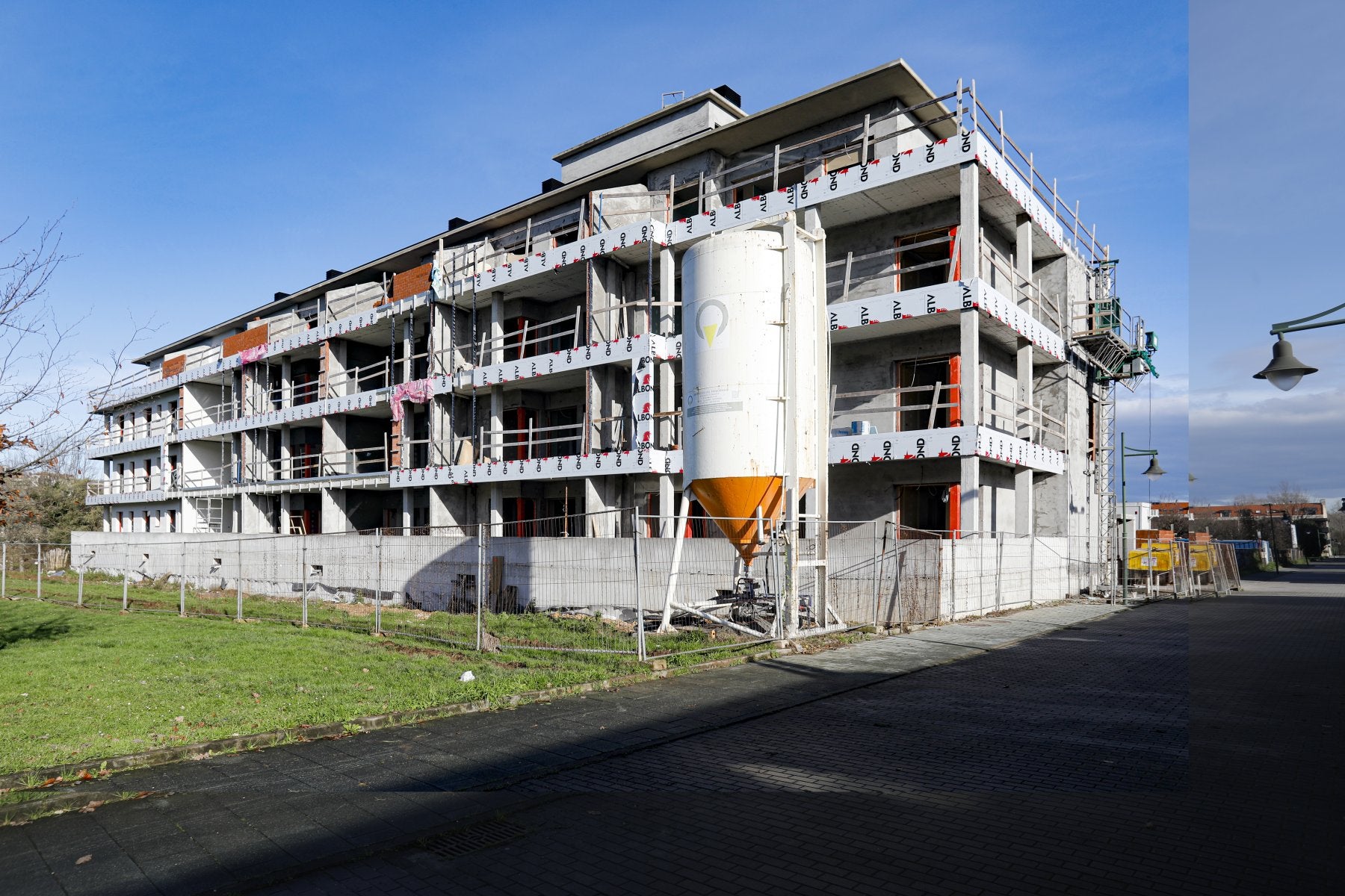 Uno de los bloques de pisos en construcción del conjunto residencial Prado de la Coría, en Viesques. 