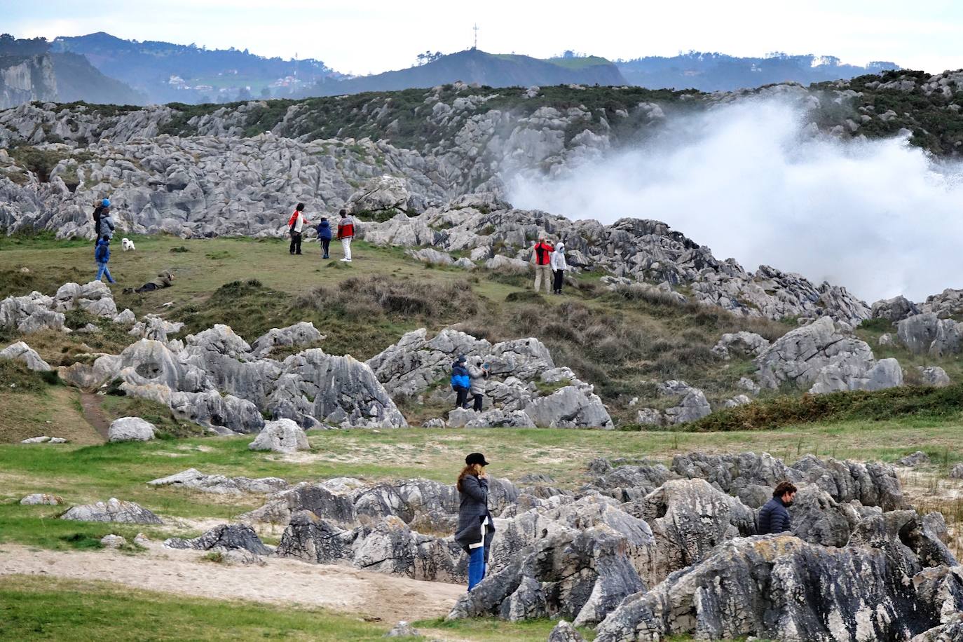 La borrasca 'Bella' tiene a Asturias en alerta roja por olas de hasta 10 metros.