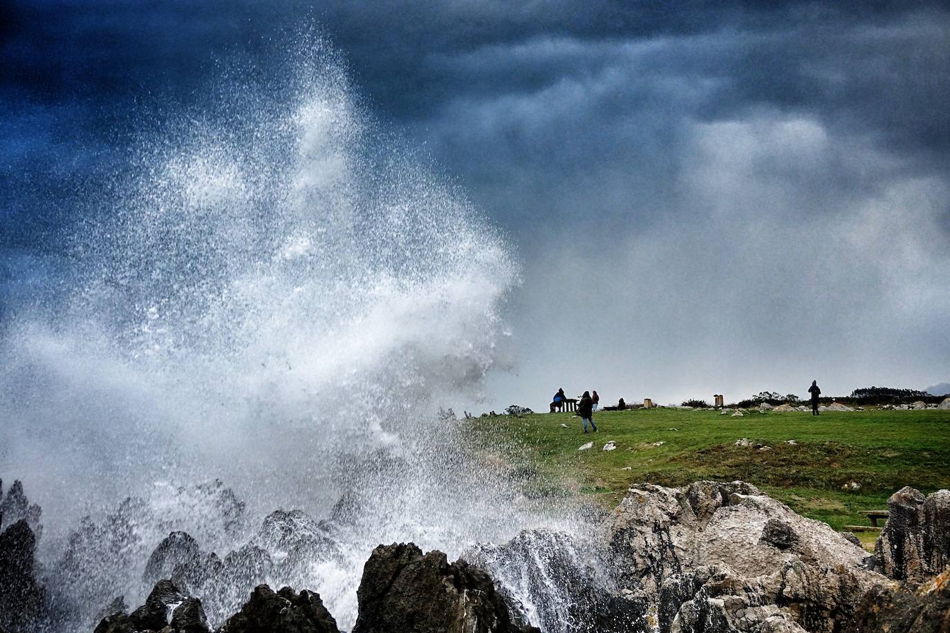 La borrasca 'Bella' tiene a Asturias en alerta roja por olas de hasta 10 metros.
