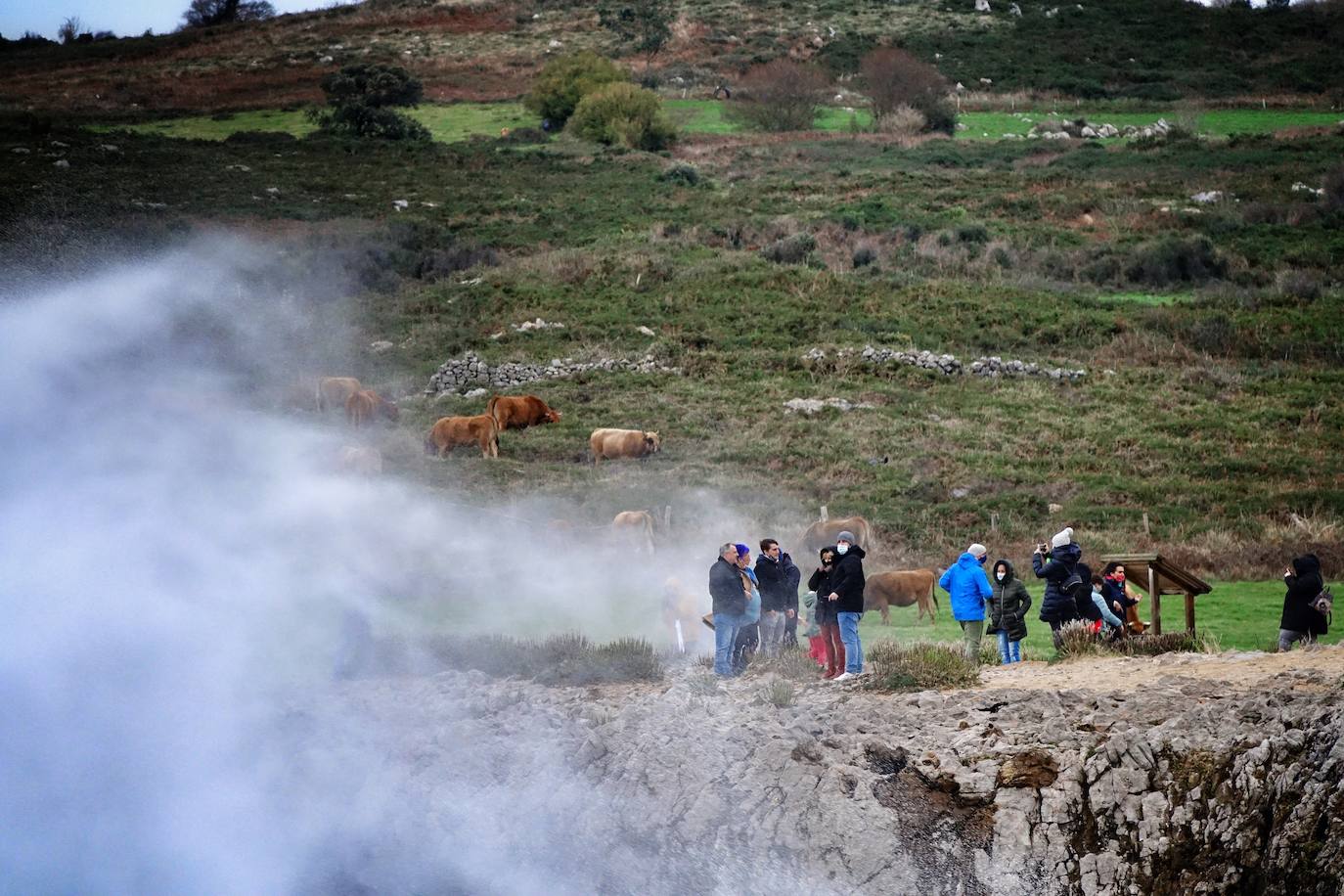 La borrasca 'Bella' tiene a Asturias en alerta roja por olas de hasta 10 metros.