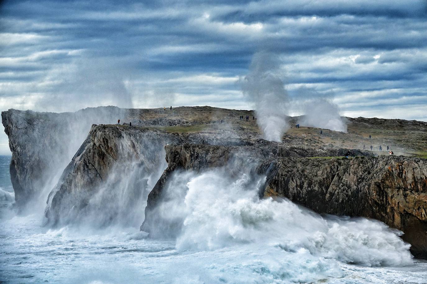 La borrasca 'Bella' tiene a Asturias en alerta roja por olas de hasta 10 metros.