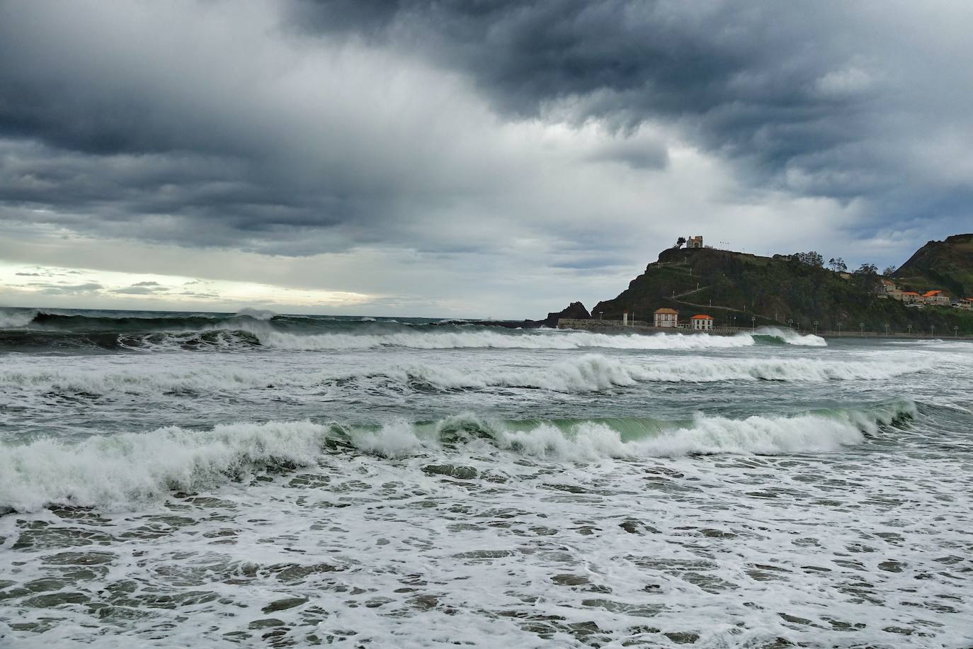 La borrasca 'Bella' tiene a Asturias en alerta roja por olas de hasta 10 metros.