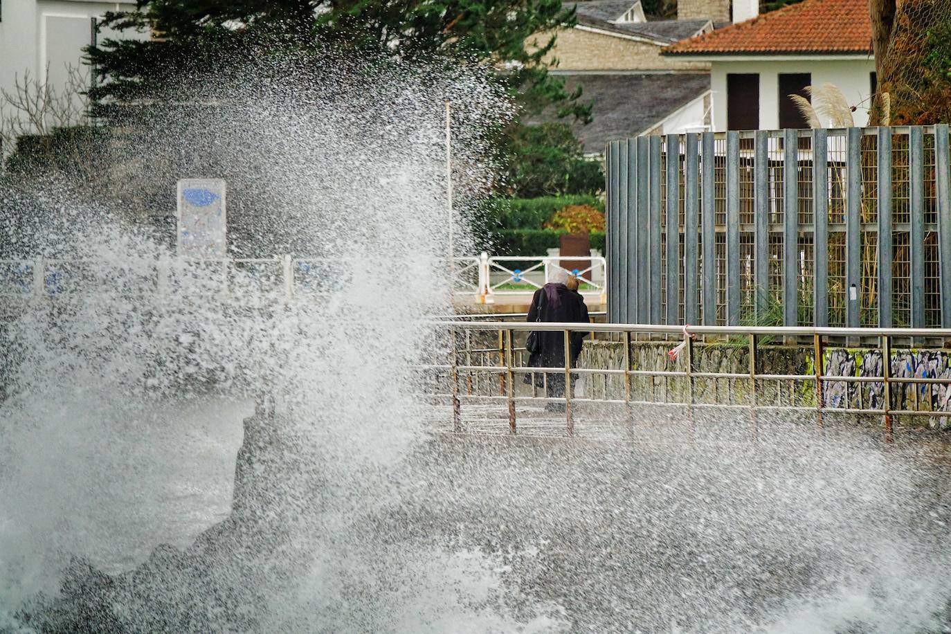 La borrasca 'Bella' tiene a Asturias en alerta roja por olas de hasta 10 metros.