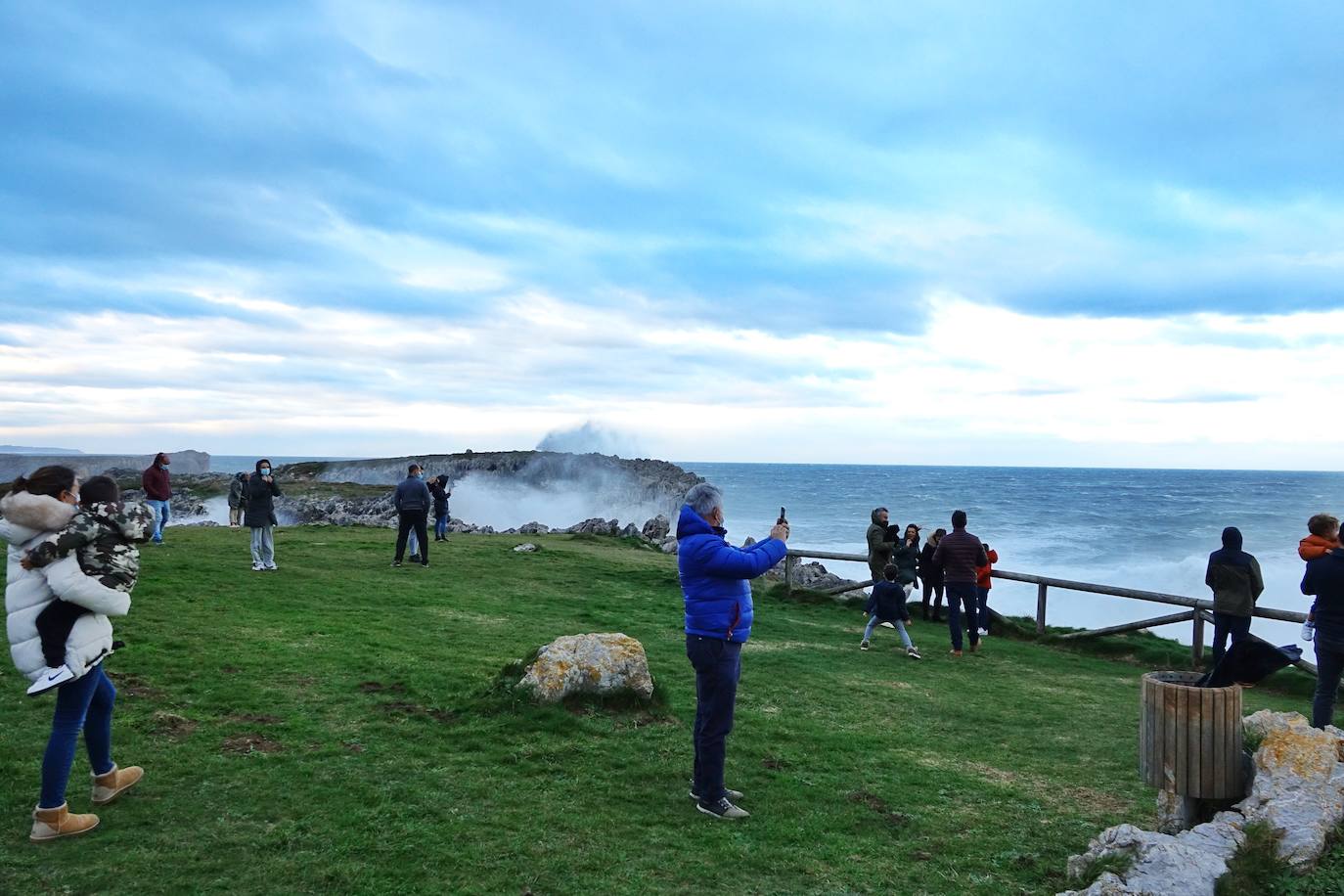 La borrasca 'Bella' tiene a Asturias en alerta roja por olas de hasta 10 metros.
