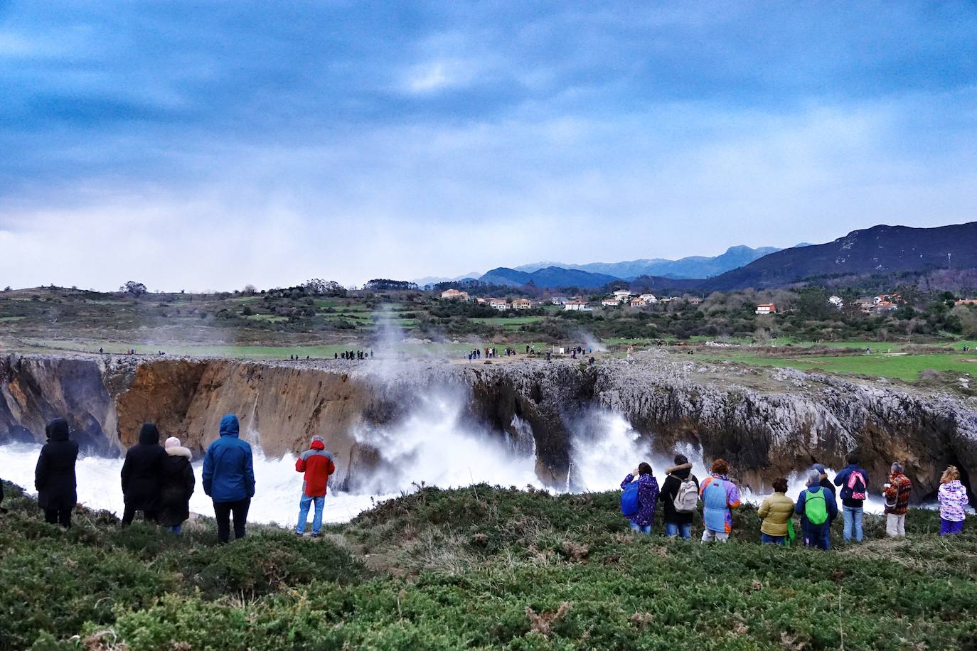 La borrasca 'Bella' tiene a Asturias en alerta roja por olas de hasta 10 metros.