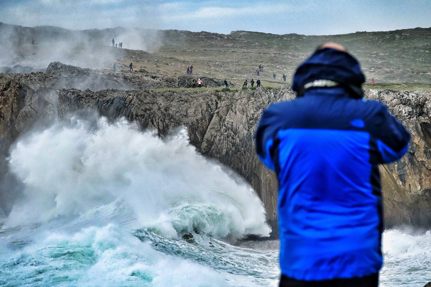La borrasca 'Bella' tiene a Asturias en alerta roja por olas de hasta 10 metros.
