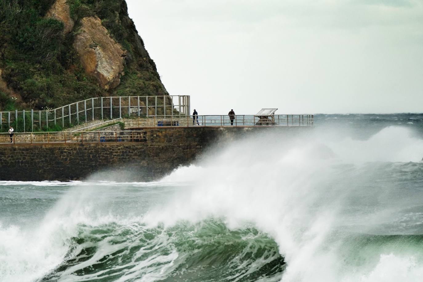 La borrasca 'Bella' tiene a Asturias en alerta roja por olas de hasta 10 metros.