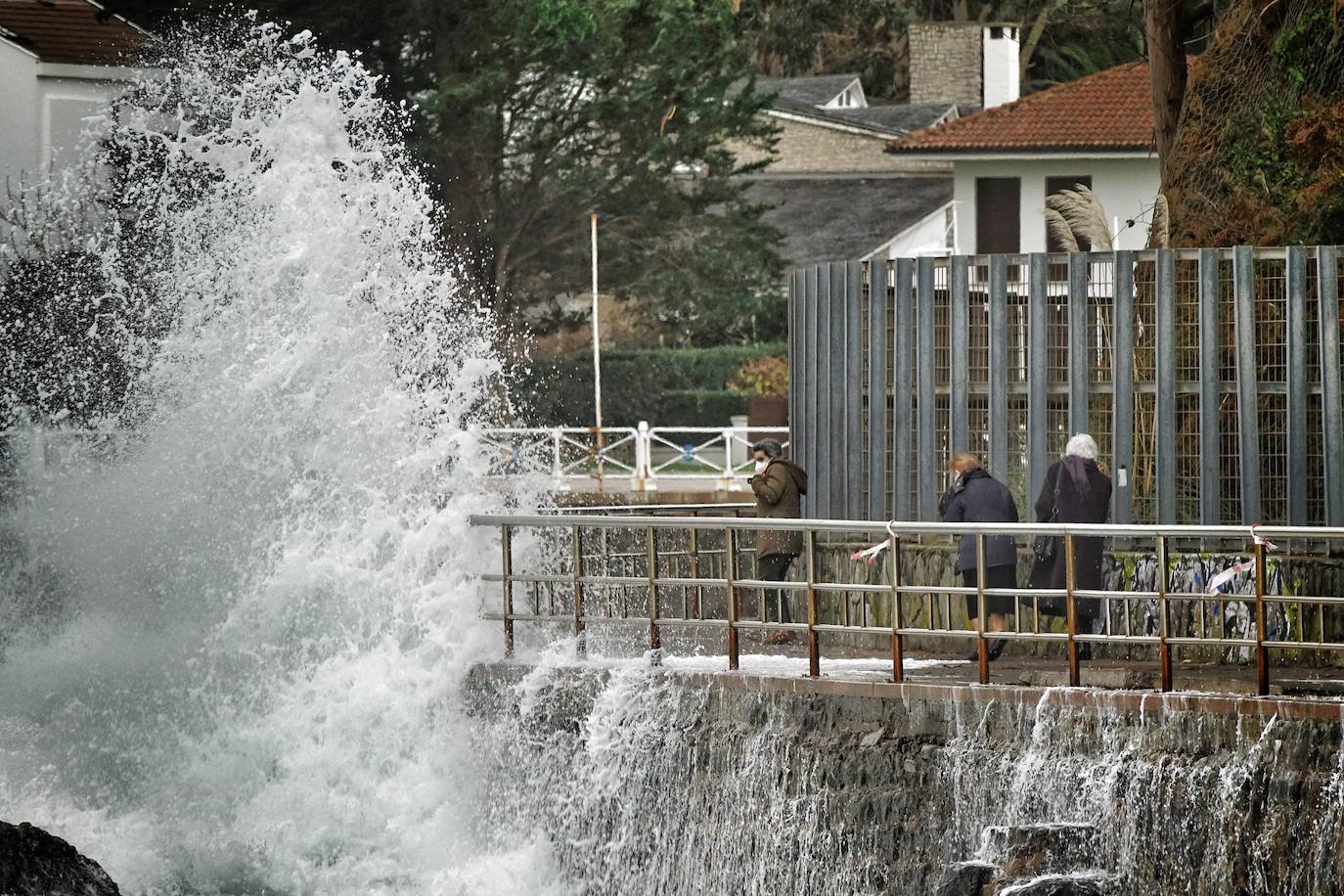 La borrasca 'Bella' tiene a Asturias en alerta roja por olas de hasta 10 metros.