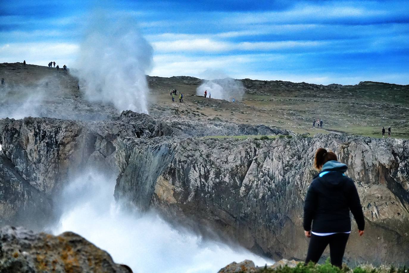 La borrasca 'Bella' tiene a Asturias en alerta roja por olas de hasta 10 metros.
