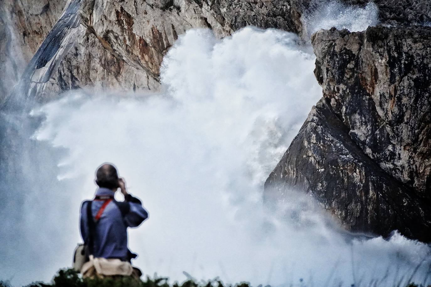 La borrasca 'Bella' tiene a Asturias en alerta roja por olas de hasta 10 metros.