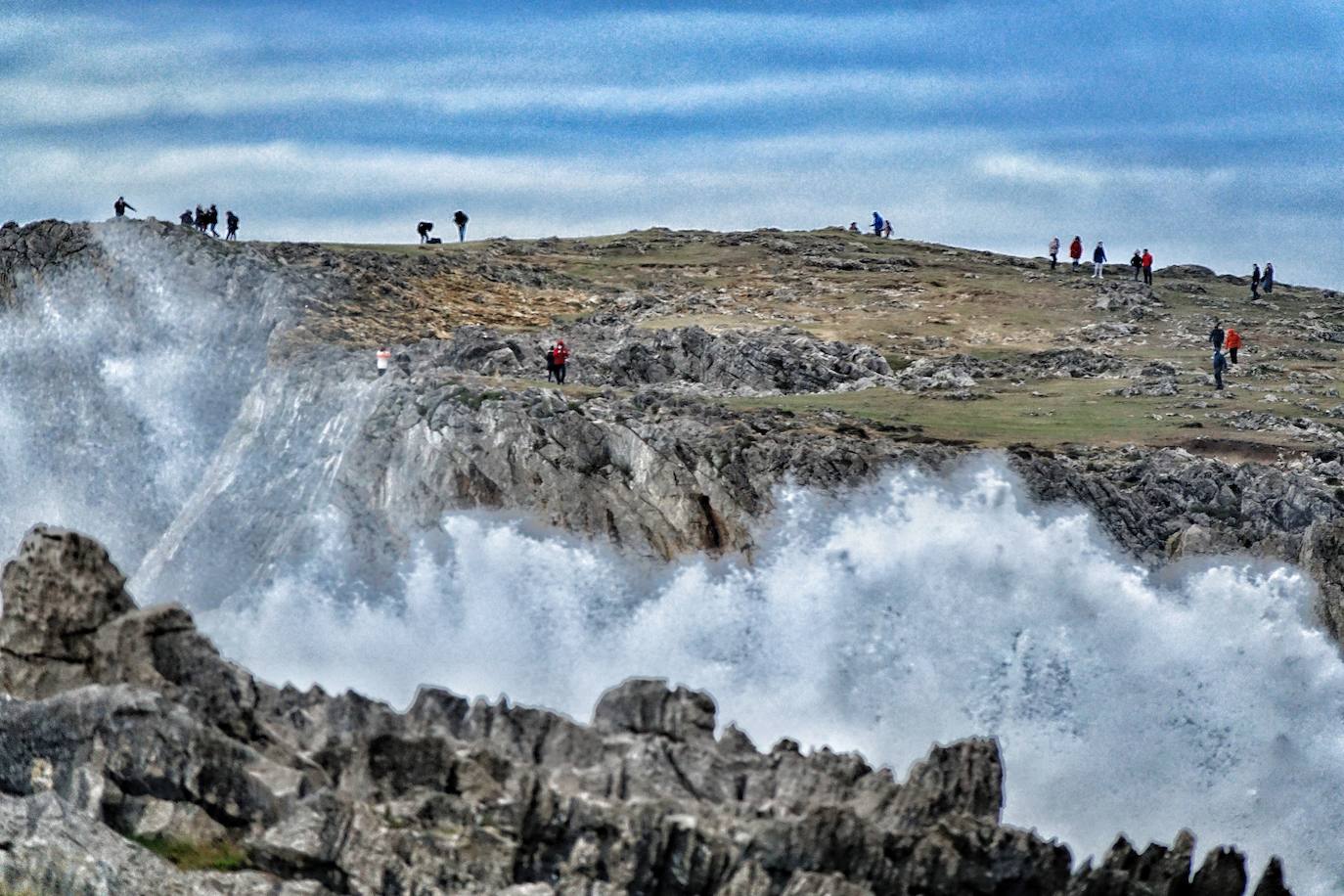 La borrasca 'Bella' tiene a Asturias en alerta roja por olas de hasta 10 metros.