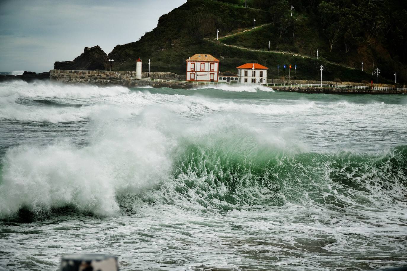 La borrasca 'Bella' tiene a Asturias en alerta roja por olas de hasta 10 metros.