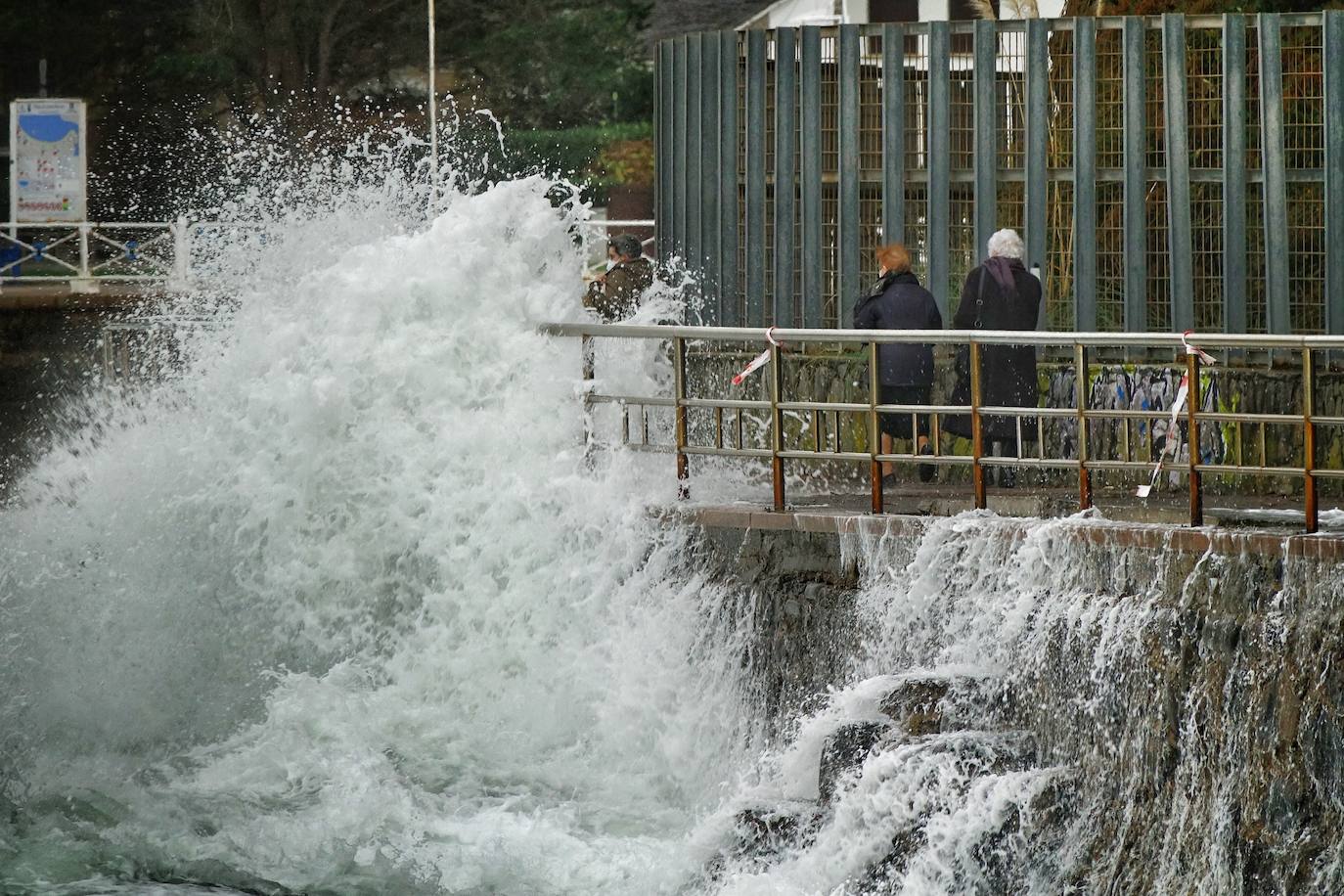 La borrasca 'Bella' tiene a Asturias en alerta roja por olas de hasta 10 metros.