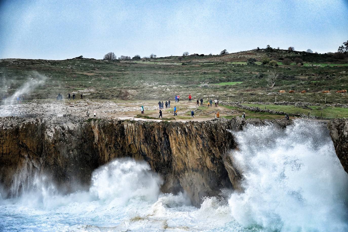 La borrasca 'Bella' tiene a Asturias en alerta roja por olas de hasta 10 metros.