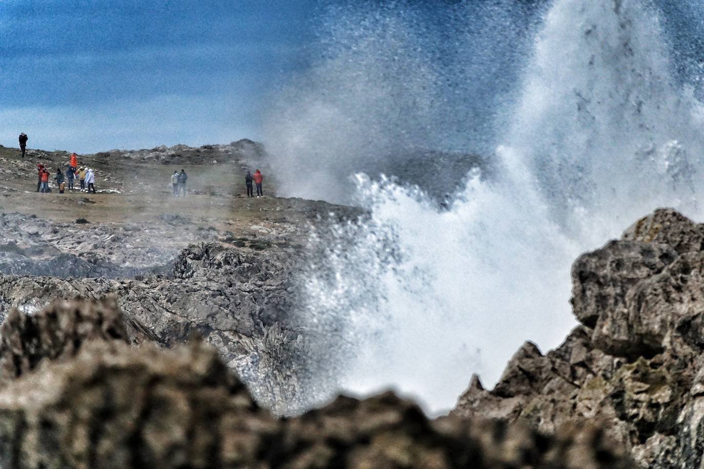 La borrasca 'Bella' tiene a Asturias en alerta roja por olas de hasta 10 metros.