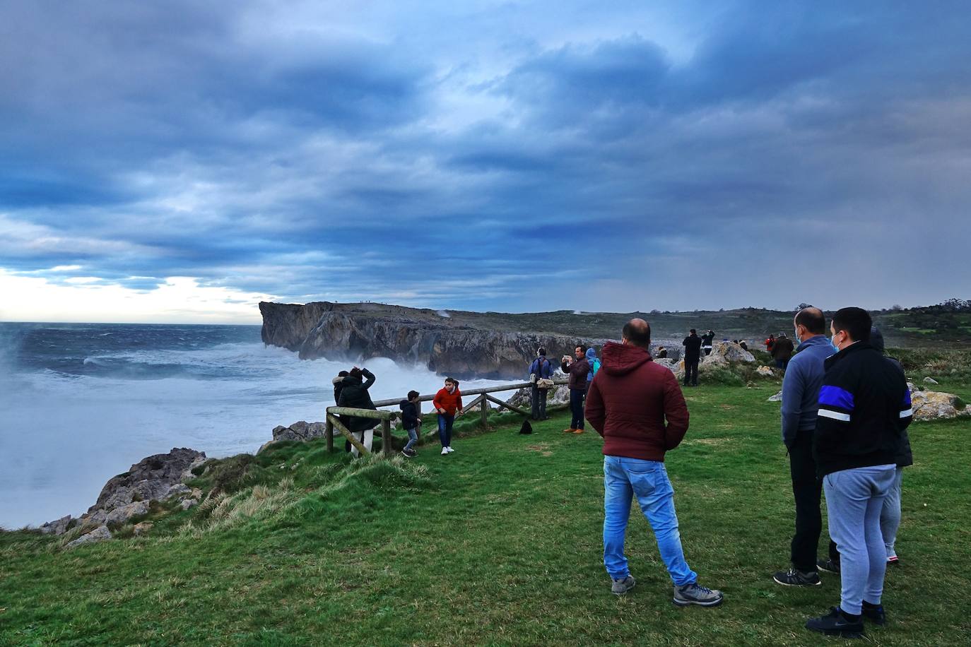 La borrasca 'Bella' tiene a Asturias en alerta roja por olas de hasta 10 metros.
