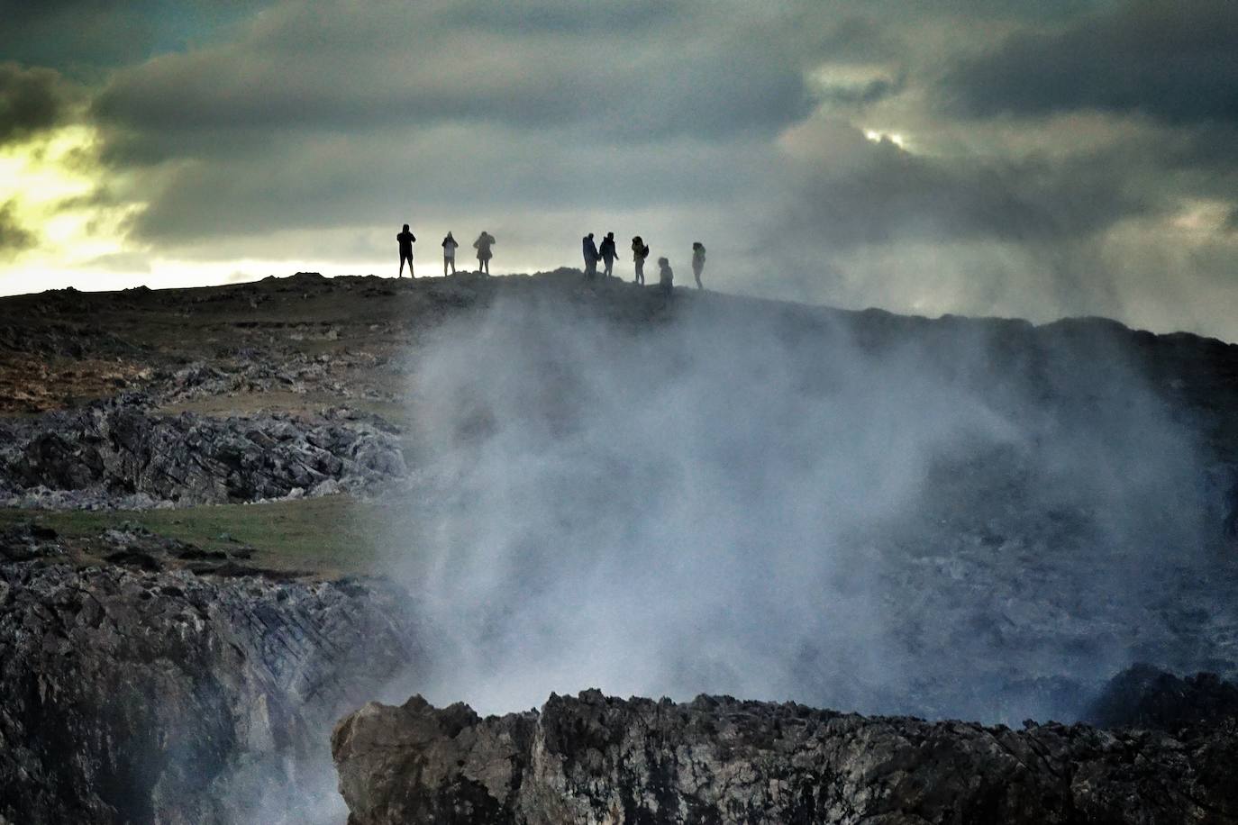 La borrasca 'Bella' tiene a Asturias en alerta roja por olas de hasta 10 metros.