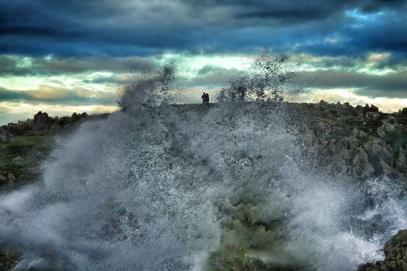 La borrasca 'Bella' tiene a Asturias en alerta roja por olas de hasta 10 metros.